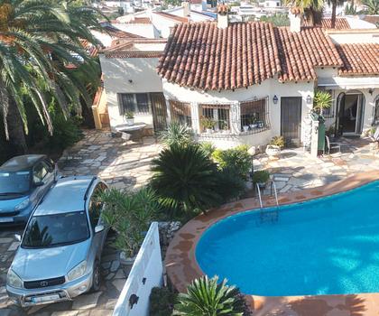 Gemütliche Villa mit 3 Schlafzimmern und Pool in ruhiger Lage