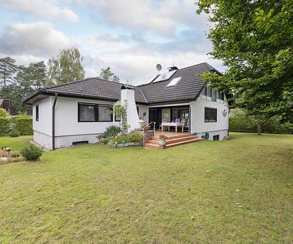 Großzügiges EFH mit Pool und Doppelgarage in ruhiger Lage