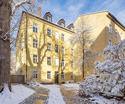 Charmant zurückversetzte Hoflage: Mehrfamilienhaus mit 12 Einheiten und Potenzial