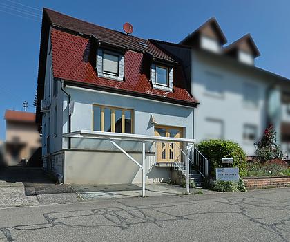 Bieterverfahren! Doppelhaushälfte mit Einliegerwohnung, Hofgemeinschaft und separatem Gartenbereich