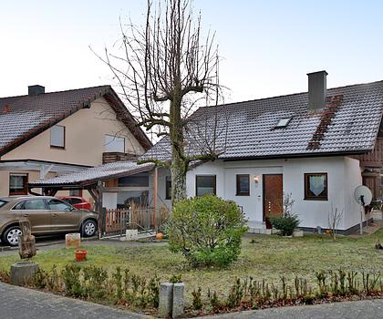 Freistehendes Einfamilienhaus im Grünen mit Einliegerwohnung und traumhaften Südblick