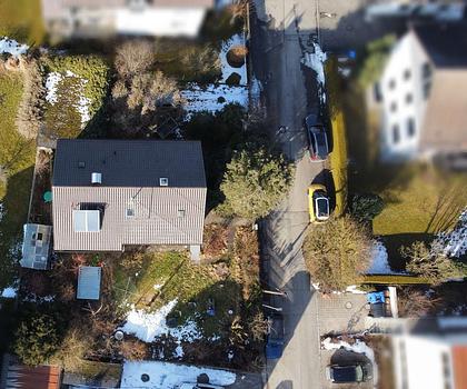 Sonniges und schön geschnittenes Grundstück mit Altbestand in zentraler Lage in Maisach