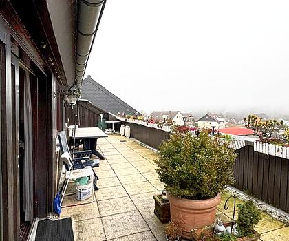 Dachgeschosswohnung mit Weitblick in Schömberg: 2 Zimmer, Garage, Aufzug, sichere Vermietung