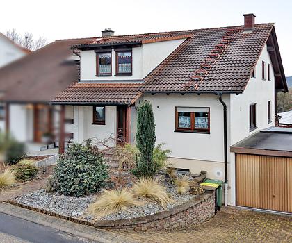 Charmante Doppelhaushälfte mit viel Platz für die Familie – Balkon, Garten & Garage