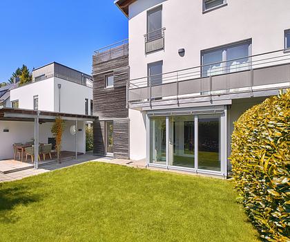 Großzügige, bezugsbereite Haushälfte mit Südgarten und sonniger Dachterrasse