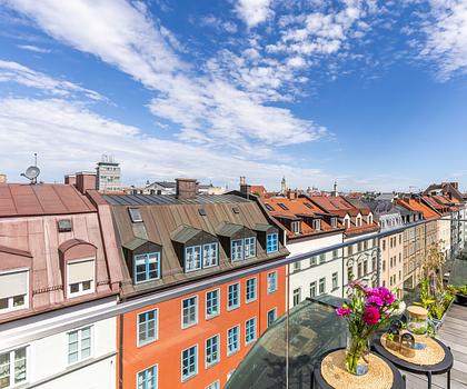 Toplage Nähe Gärtnerplatz: Lichterfüllte 4-Zimmer-Loftwohnung mit Traumblick