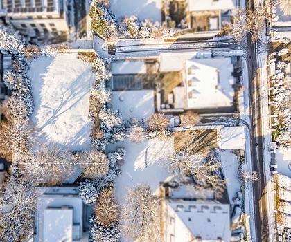 Highend-Lage Im Herzogpark: Privat zurückversetztes Baugrundstück mit Vorbescheid für Villa