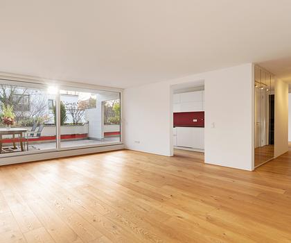 Stilvoll renovierte 3-Zimmer-Wohnung mit großer Balkonterrasse am Schwabinger Bach