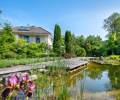 Klassische Ästhetik: Stilvolles Einfamilienhaus mit naturnah gestaltetem Traumgarten