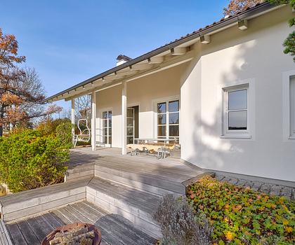 Raumwunder mit herrlicher Aussicht und Traumgarten: Hochwertig modernisiertes Familienanwesen