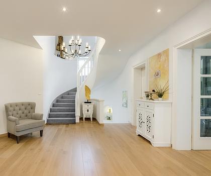 Klassische Landhaus-Villa mit Einliegerwohnung, Pool und stimmungsvollem Gartenidyll