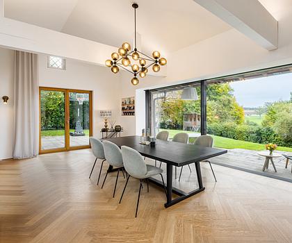 Chalet meets Purismus: Landhaus-Juwel mit Fernblick und Gästewohnung in Seenähe