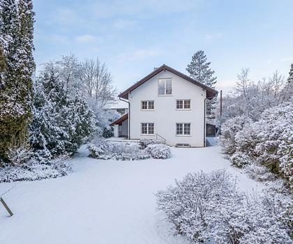 Familienfreundliches Domizil mit zauberhaftem Garten und weiterem Baurecht auf dem Grundstück