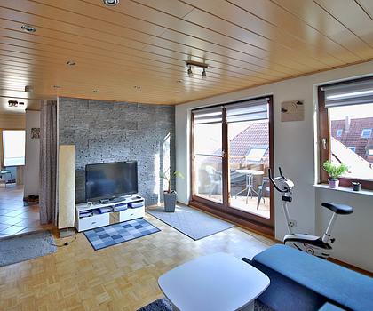 2-3-Zimmer-Maisonette-Dachgeschosswohnung mit tollem Blick und Garage