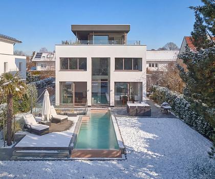 Herausragendes Design im Bauhausstil: Exklusive Familienvilla von 2017 mit Pool, Wärmepumpe und PV