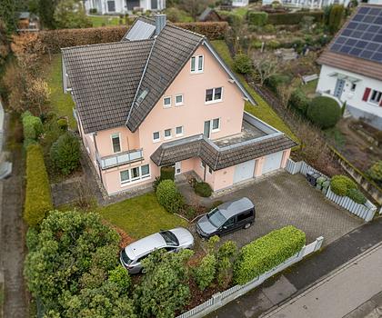 Grundsolides Mehrfamilienhaus in Oberkirch: 4 Wohneinheiten, großer Garten, 3 Balkone, 2 Garagen