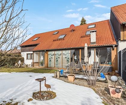 Kauf mit Rückanmietung: Stilvolles Reihenhaus mit Ausbaupotenzial und Wintergarten