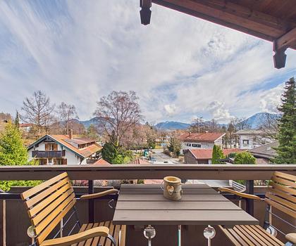 Panoramablick zum Wallberg:
Modernisierte Drei-Zimmer Wohnung
- großer Balkon
- zum Eigennutz