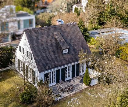 Charmantes Domizil mit idyllischem Garten und Baurecht in exquisiter Lage