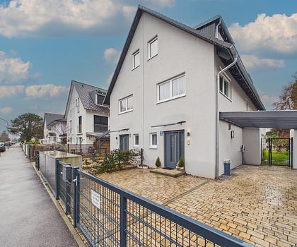 Solln: Baujahr 2023: Moderne Doppelhaushälfte mit schönem Westgarten und Carport