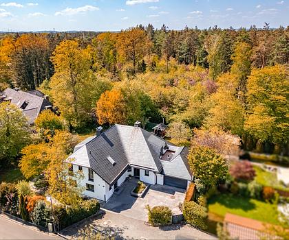 Stilvolles Familiendomizil mit idyllischem Garten und Anliegerwohnung in bester Gräfelfinger Lage