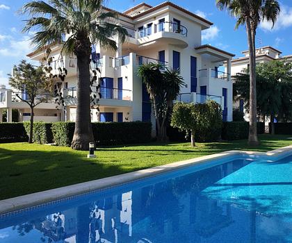 Exklusive Wohnung mit 2 Schlafzimmern und 2 Bädern in wunderschöner Wohnanlage nur 200 m vom Strand