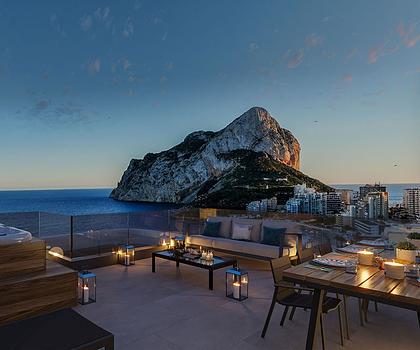 Maisonette-Wohnungen mit 3 Schlafzimmern, 3 Bädern, Klimaanlage, Fußbodenheizung in Bädern, Kfz-Stellplatz und Meerblick in erster Linie am Strand