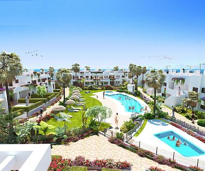 Attraktive 4-Zimmer-Erdgeschoss-Wohnungen mit Gemeinschaftspools nur wenige hundert Meter vom Strand