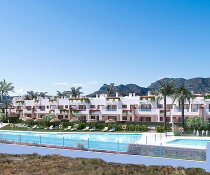 Erdgeschoss-Wohnungen mit 3 Schlafzimmern, 2 Bädern, Tiefgaragenstellplatz und Gemeinschaftspool in erster Linie am Strand
