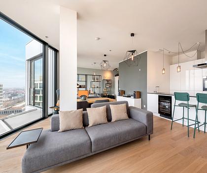 Living at the top: Modernes Stadtdomizil im 14. Stock mit Concierge und Rooftop-Nutzung