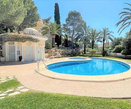 Moderne Villa mit 2 Schlafzimmern, schönem Gemeinschaftspool, Home-Office-Arbeitsplatz und Vermietungslizenz