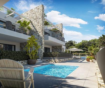 Appartements mit 3 Schlafzimmern, 2 Bädern, Klimaanlage, Fußbodenheizung in Bädern, Gemeinschaftspool und Kfz-Stellplatz nur 100 m vom Meer