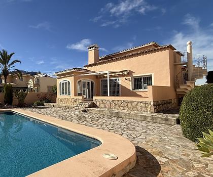 Sonnige 3 Schlafzimmer-Villa mit Pool