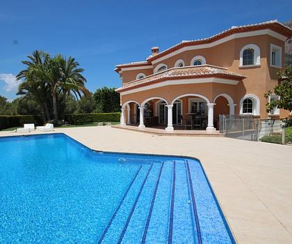 Erstklassige Villa mit Infinity-Pool, Barbecue, Spielplatz, Doppelgarage, Keller, Garten, Balkon, Terrasse, viele Details, auf der Südseite von Montgó