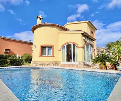 Tolle Villa mit guter Ausstattung und 3 Schlafzimmern, Pool, Garage, uvm.