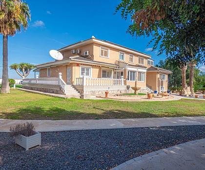 Wunderschöne renovierte Landhaus-Villa mit 7 Schlafzimmern, 7 Bädern, Klimaanlage, Zentralheizung, Doppelgarage und beheizbarem Privatpool