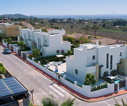 Moderne Reihenhäuser mit 3 Schlafzimmern, 2 Bädern und Gemeinschaftspool in wunderschöner Umgebung