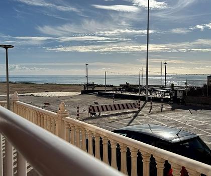 Appartement mit 2 Schlafzimmern, 1 Bad und Vermietlizenz in erster Linie am Strand