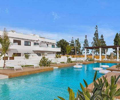 Penthouse-Wohnungen mit 2 Schlafzimmern, 2 Bädern, Dachterrasse, Gemeinschaftspool und Tiefgaragenstellplatz im La Serena Golf Komplex