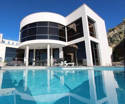 Moderne Villa mit beheiztem Pool und spektakulärem Panoramablick auf Küste und Meer und mit Vermietungslizenz