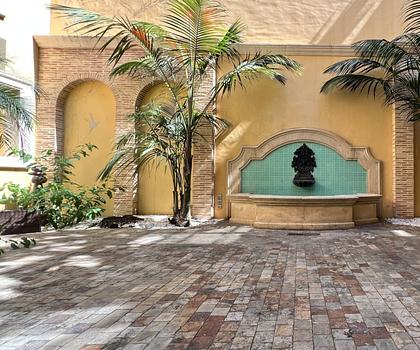 Investorenobjekt der Extraklasse: Traditionelles Stadthaus mit unzähligen Nutzungsmöglichkeiten im Zentrum von Pego