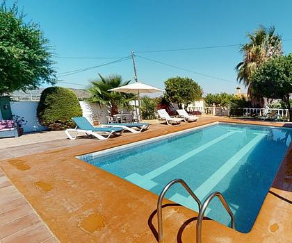 Villa mit Gästehaus, Privatpool und wunderschönem Ausblick