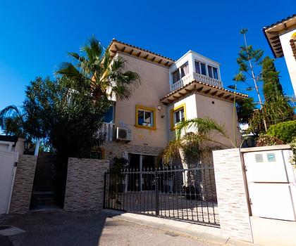 Villa mit 4 Schlafzimmern, 3 Bädern, Dachterrasse, Privatpool und schönem Ausblick