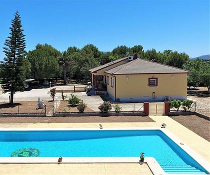 Villa mit 4 Schlafzimmern und großem Pool, auf einem großzügigen Grundstück ohne Stromleitungen und in unmittelbarer Nähe zum Strand