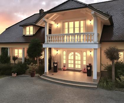 Repräsentative Villa mit uneinsehbarem Außenbereich, Pool sowie Ausbaupotential f. Gewerbehalle