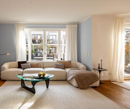 Kaulbachstraße: Exklusive 3-Zimmer-Wohnung mit sonniger Loggia und drei Stellplätzen in Bestlage