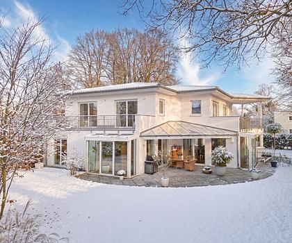 Villa mit Flair in Toplage: Hochwertiges Einfamilienhaus von 2012 mit Erdwärmepumpe, Kamin und Sauna