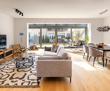 Familiengerecht: Soeben saniertes Reiheneckhaus mit Wintergarten, Terrassen und Südgarten