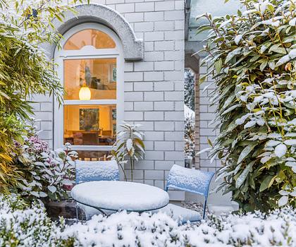 Design-Ästhetik und Natur: Edles Architektenhaus mit zauberhaftem Garten direkt am Herzogpark