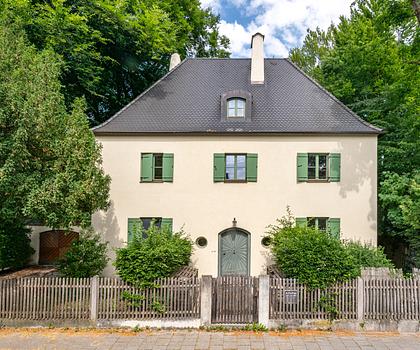 Altbauvilla mit Gewerbeanteil auf parkähnlichem Grundstück